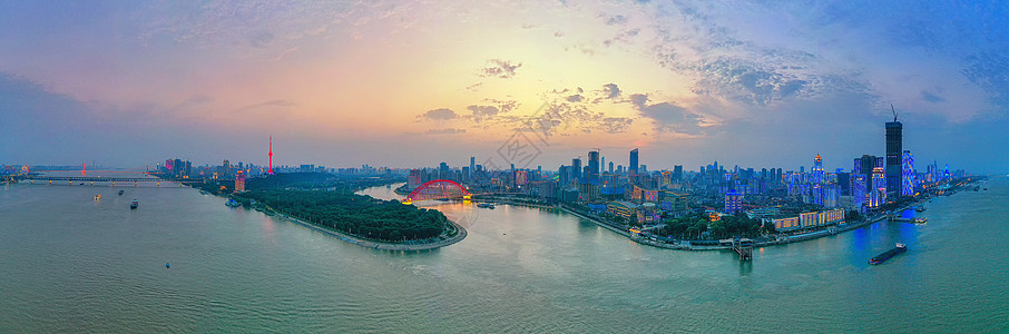 夕阳晚霞天空下的城市江景全景长图图片