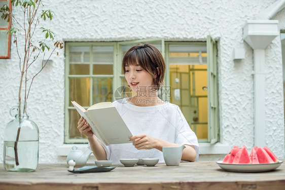 短发美女人像图片