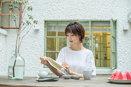 短发美女人像图片