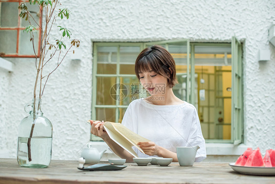 短发美女人像图片