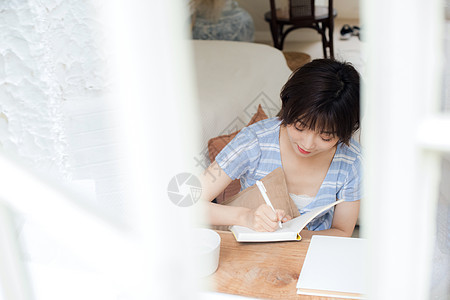 短发美女夏日居家图片