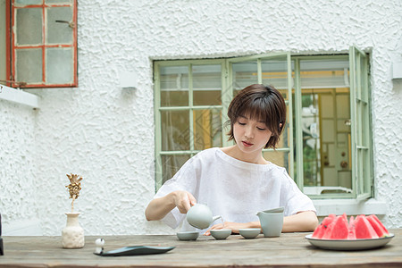 清新 喝茶短发美女人像背景