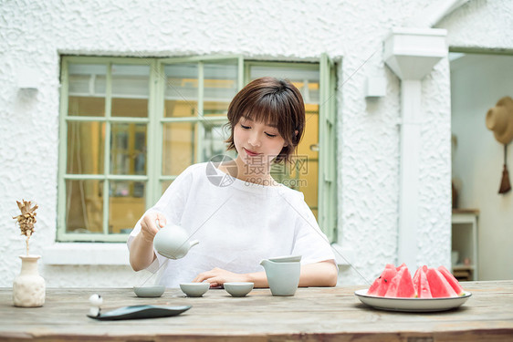 短发美女人像图片