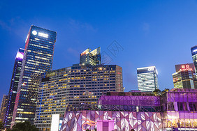 在名古屋城前看旅游地图的旅行者高清图片下载 正版图片 摄图网 在名古屋城前看旅游地图的旅行者高清图片下载 正版图片 摄图网