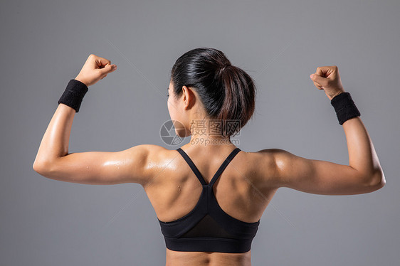 运动女性背部肌肉图片