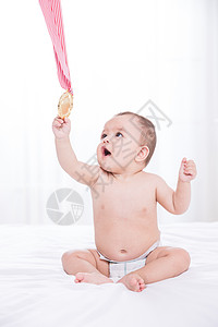 外国婴儿和奖牌图片