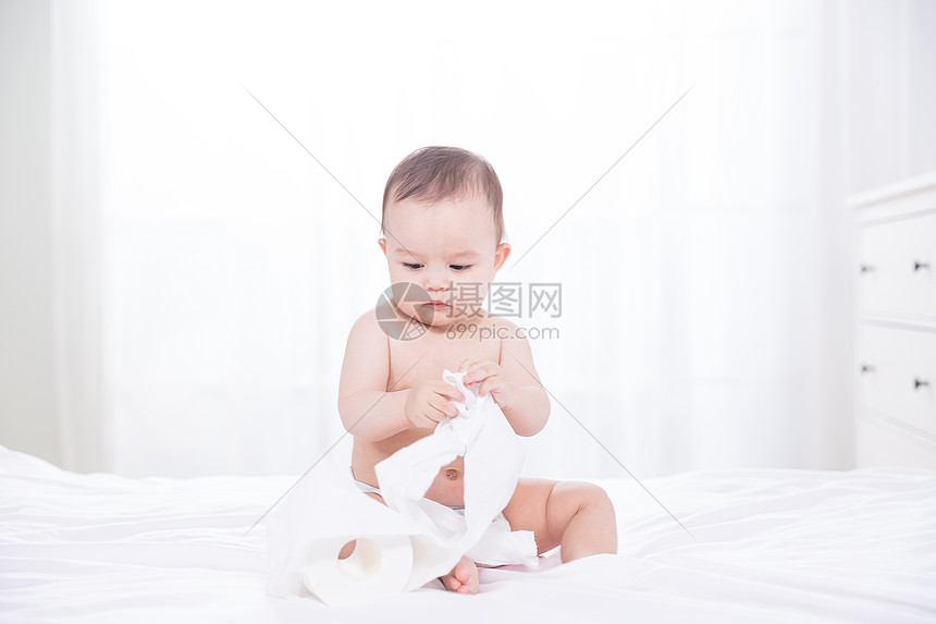 外国婴儿玩卷纸图片
