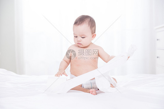 外国婴儿玩卷纸图片