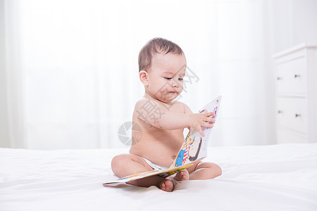 外国婴儿看书背景图片