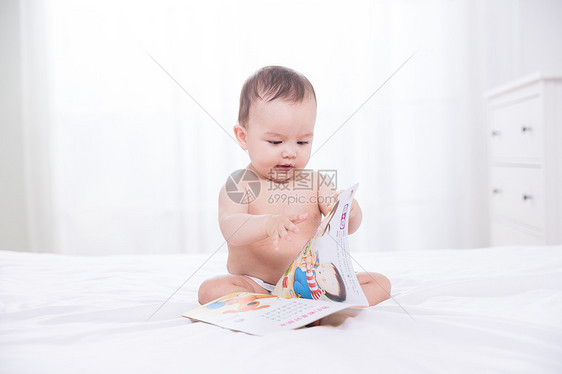 外国婴儿看书图片