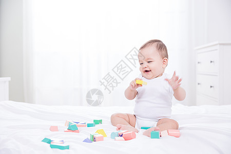 外国婴儿玩积木背景图片