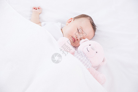 男抱女外国婴儿睡觉背景