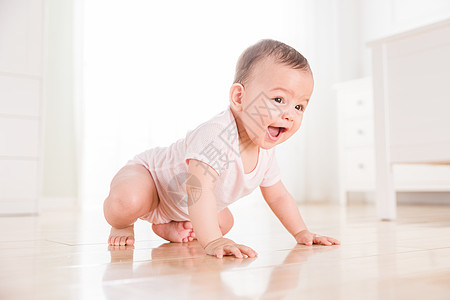 婴儿地板可爱婴儿爬行背景
