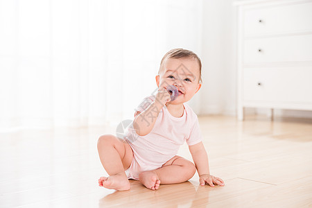 外国婴儿吃奶嘴高清图片