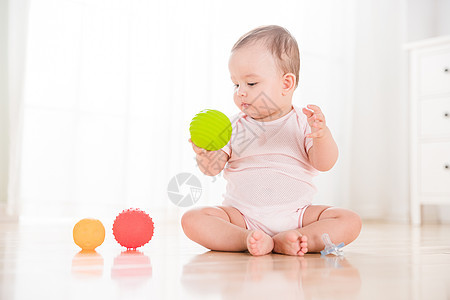 外国婴儿玩感触球图片