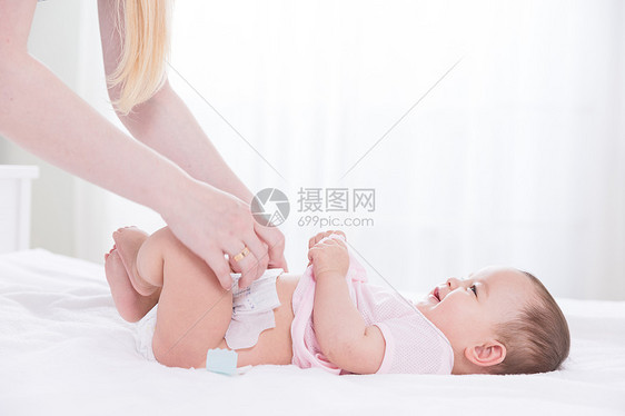 母婴换尿布图片