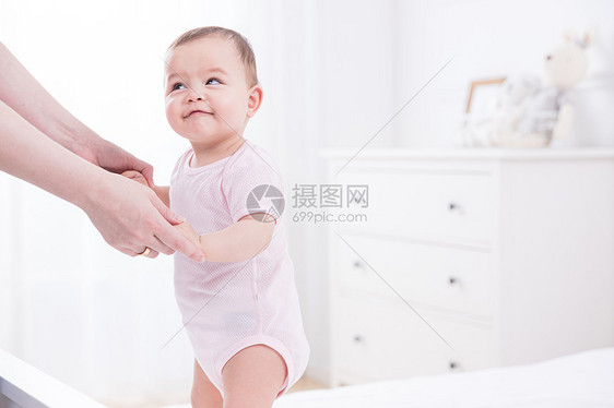 母婴外国婴儿站立图片