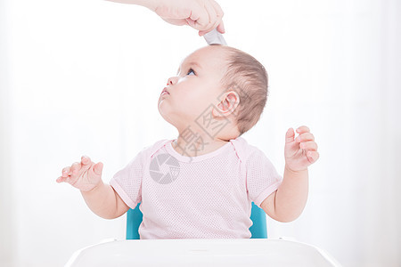 母婴梳头背景图片