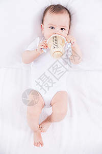 外国婴儿喝奶图片