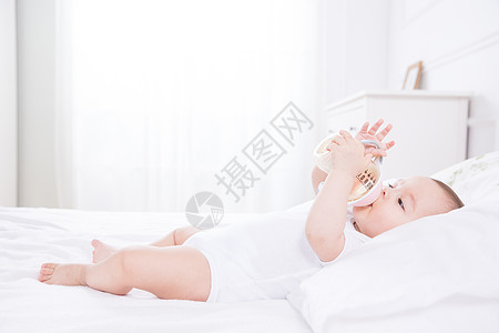 外国婴儿喝奶高清图片