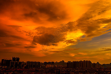 城市上空的火烧云图片