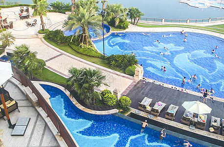 大视角豪华度假酒店的户外泳池背景