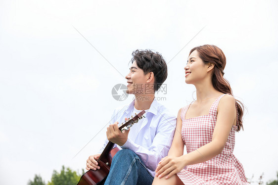 青年男女弹吉他图片