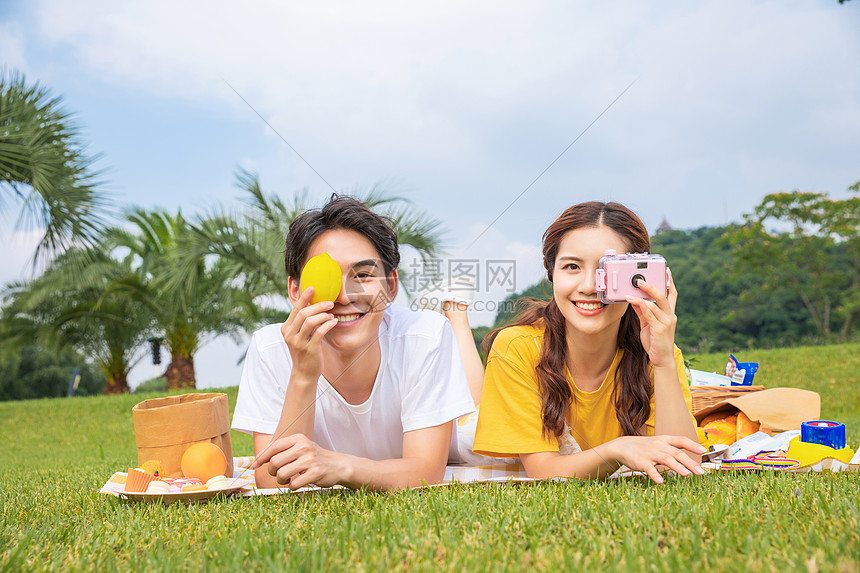 青年情侣户外野餐图片