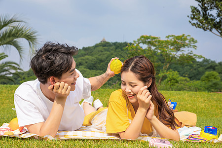 青年情侣户外野餐图片