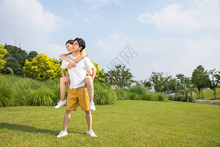 男生让女生背图片