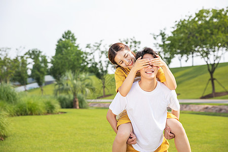 男生背女生男生背东西高清图片