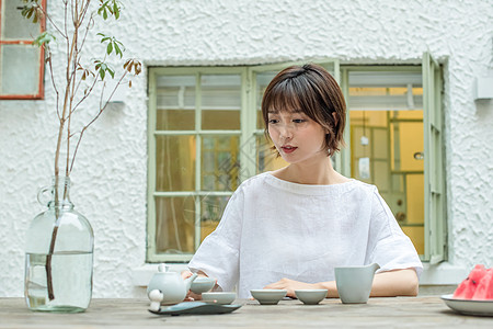 戏曲民宿短发美女人像背景