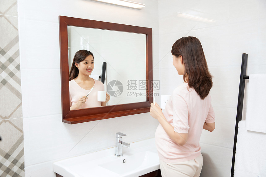 孕妇刷牙图片