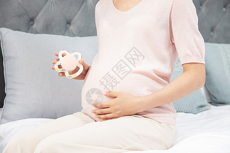 孕妇拿着宝宝玩具图片