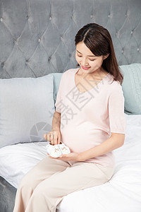 孕妇拿着宝宝鞋图片