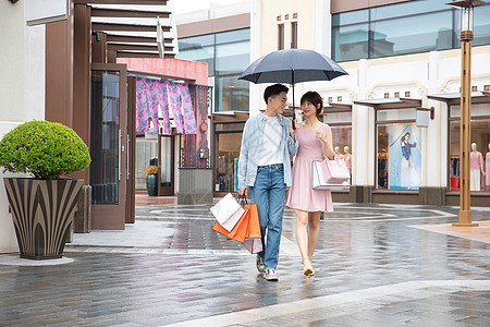 情侣下雨逛街购物图片