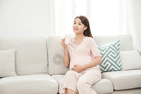 孕妇休息喝水图片