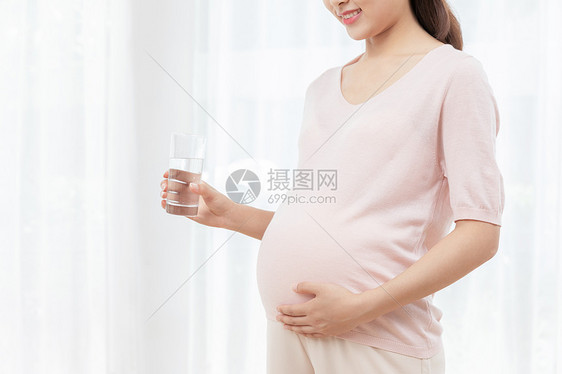 孕妇喝水图片