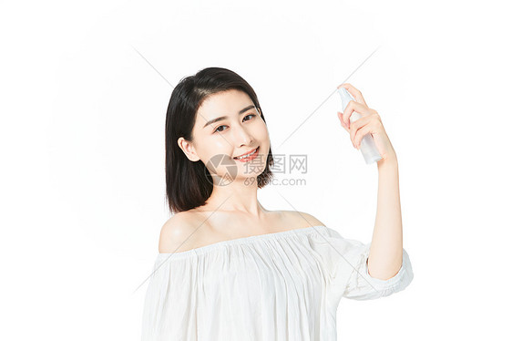 女性使用爽肤水图片