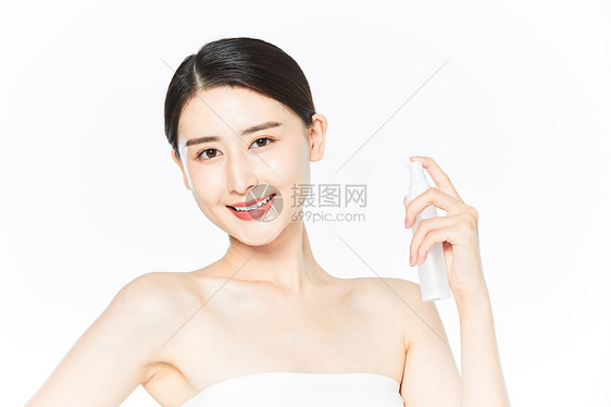 女性使用爽肤水图片