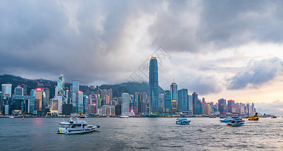 父母旅行香港维多利亚港傍晚夕阳美景背景