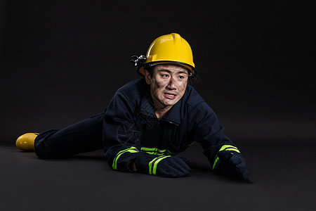 消防员匍匐前进图片素材