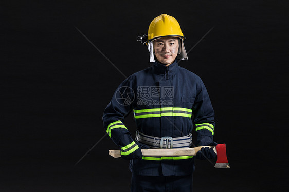消防员拿斧头图片