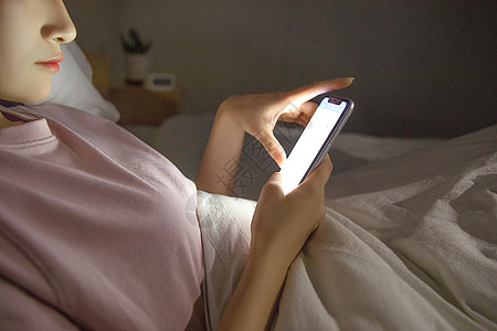 微博微信女性熬夜玩手机背景