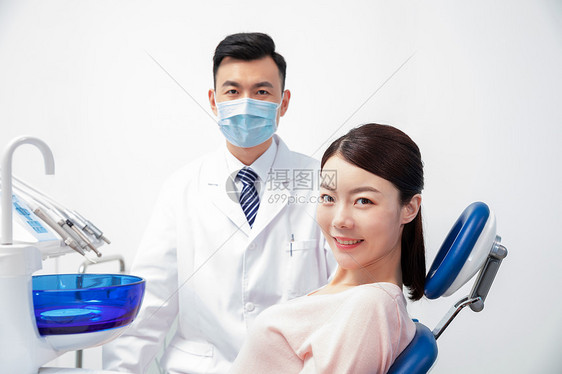 病人在牙科诊所做手术图片
