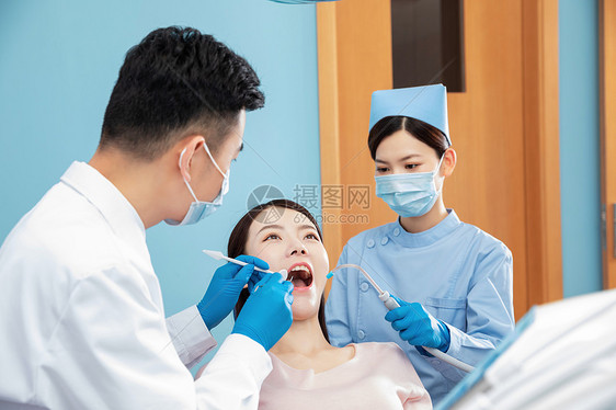牙科医生做手术图片