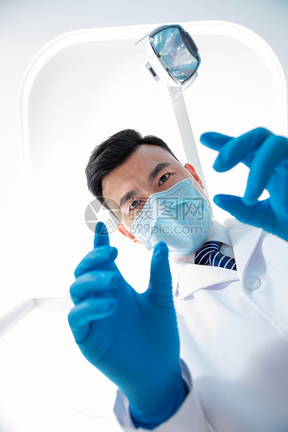 男医生做牙科手术图片