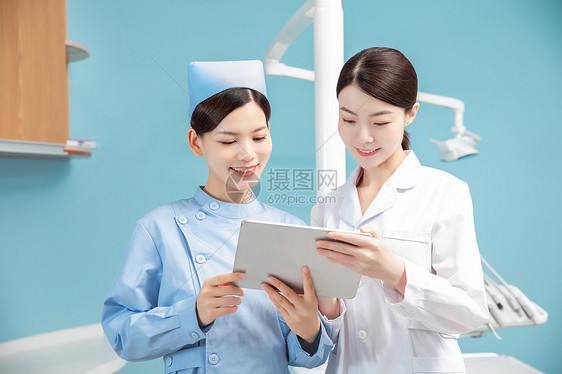 牙科医生和护士讨论工作图片