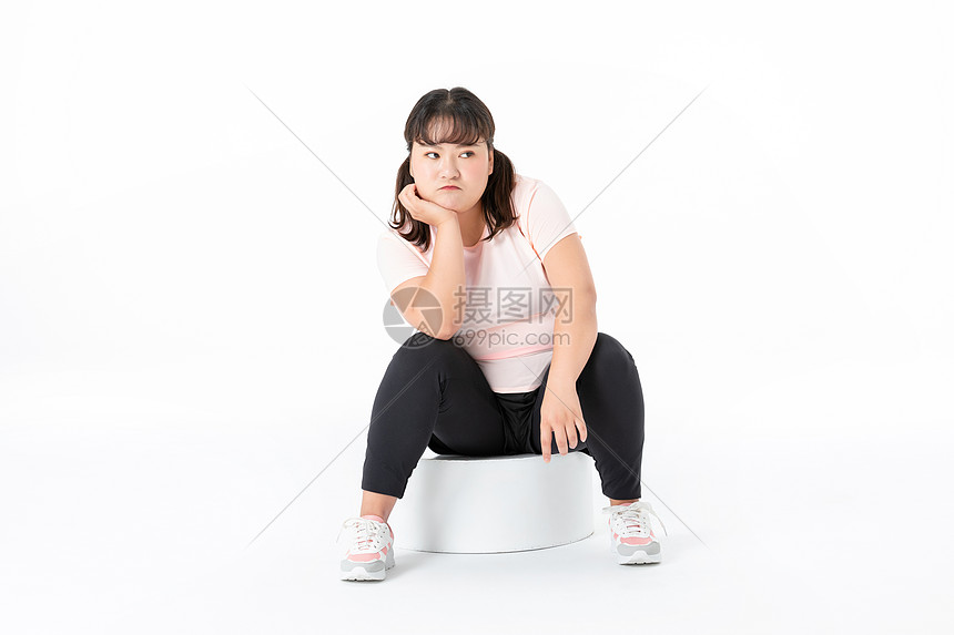 胖女孩坐着思考图片