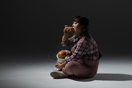 胖女生吃汉堡图片